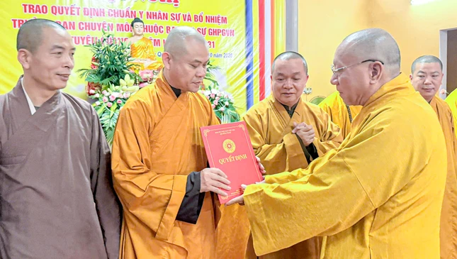 Các thành viên Ban Trị sự nhận quyết định chuẩn y nhân sự