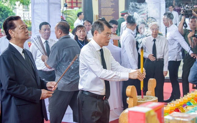 Thủ tướng Lê Minh Hưng, nguyên Thủ tướng Nguyễn Tấn Dũng dâng hương