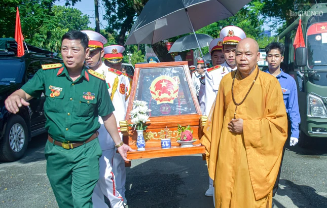Thượng tọa Thích Thanh Phong, Phó Chủ tịch Hội đồng Trị sự, Phó Trưởng ban Thường trực Ban Trị sự GHPGVN TP.HCM tham dự Lễ truy điệu tại Công viên Lê Thị Riêng