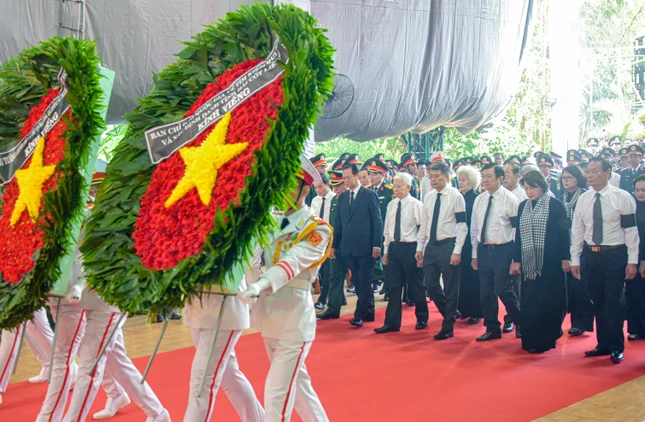 Lãnh đạo, nguyên lãnh đạo Đảng, Nhà nước dâng hoa tưởng niệm các anh hùng liệt sĩ