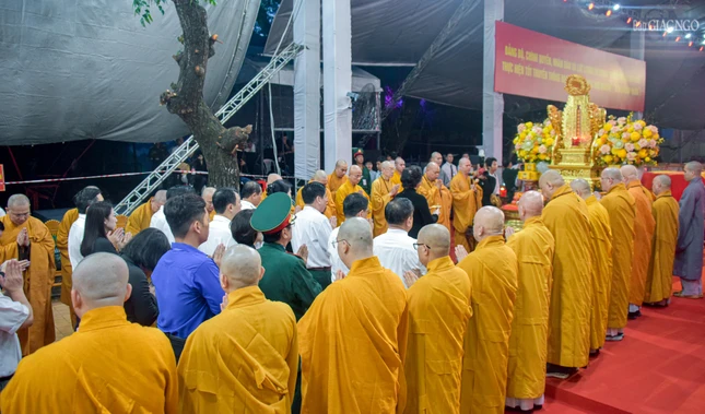 Chư tôn đức, chính quyền tham dự lễ cầu nguyện