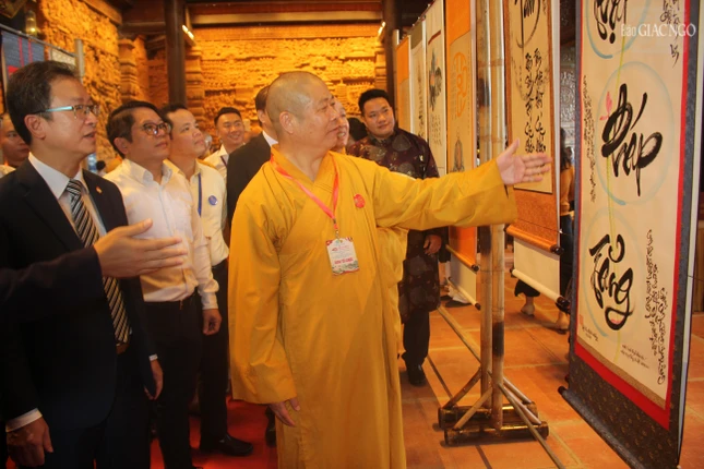 Hòa thượng Thích Thọ Lạc giới thiệu các tác phẩm thư pháp đến người xem