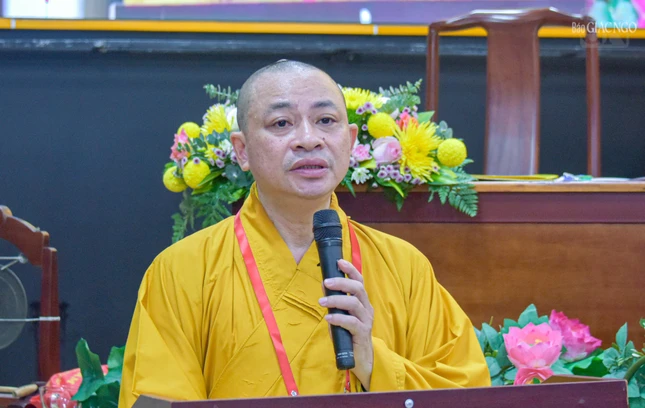 Thượng tọa Thích Quảng Tiến trình bày những thành tựu và khó khăn trong các hoạt động của Ban Hướng dẫn Phật tử Trung ương