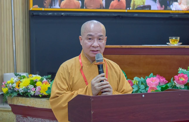 Đại đức Thích Trí Huệ, Chánh Thư ký Ban trình bày báo cáo tổng kết công tác Phật sự