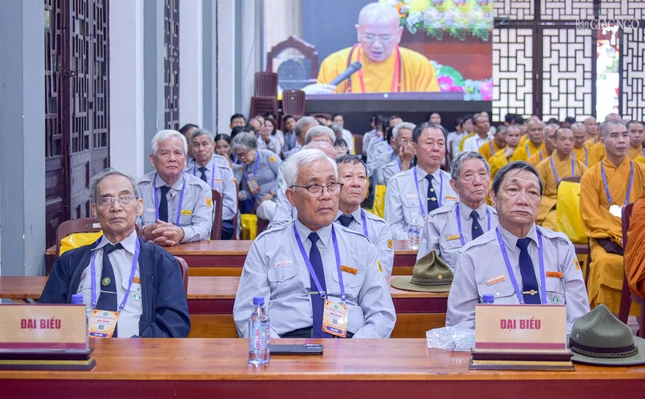 Lắng nghe lời dạy của Trưởng lão Hòa thượng