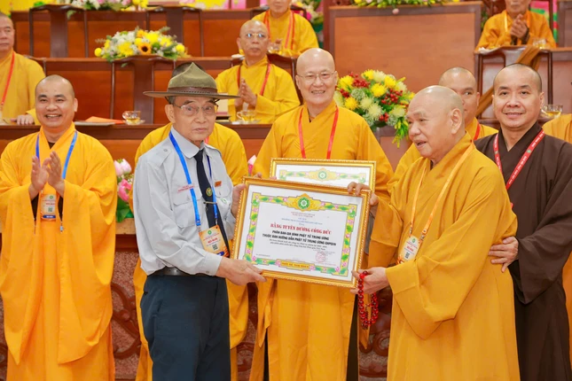 Phân ban Gia đình Phật tử Trung ương nhận Bằng tuyên dương công đức của Giáo hội
