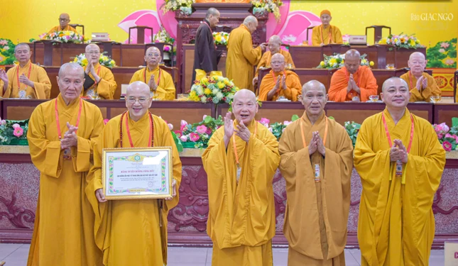 Tập thể Ban Hướng dẫn Phật tử Trung ương nhận Bằng tuyên dương công đức của Trung ương Giáo hội