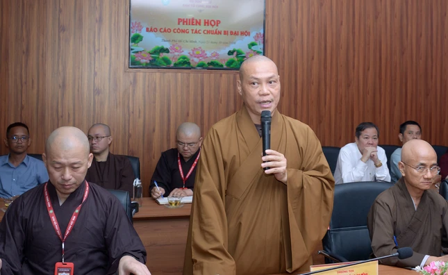 Thượng tọa Thích Trí Chơn báo cáo công tác tổ chức chương trình văn nghệ do Ban Văn hóa - Nghi lễ GHPGVN TP.HCM phụ trách tại buổi họp liên ngành TP.HCM phối hợp hỗ trợ công tác tổ chức Đại hội đại biểu Phật giáo toàn quốc lần thứ X - Ảnh: Bảo Toàn/BGN