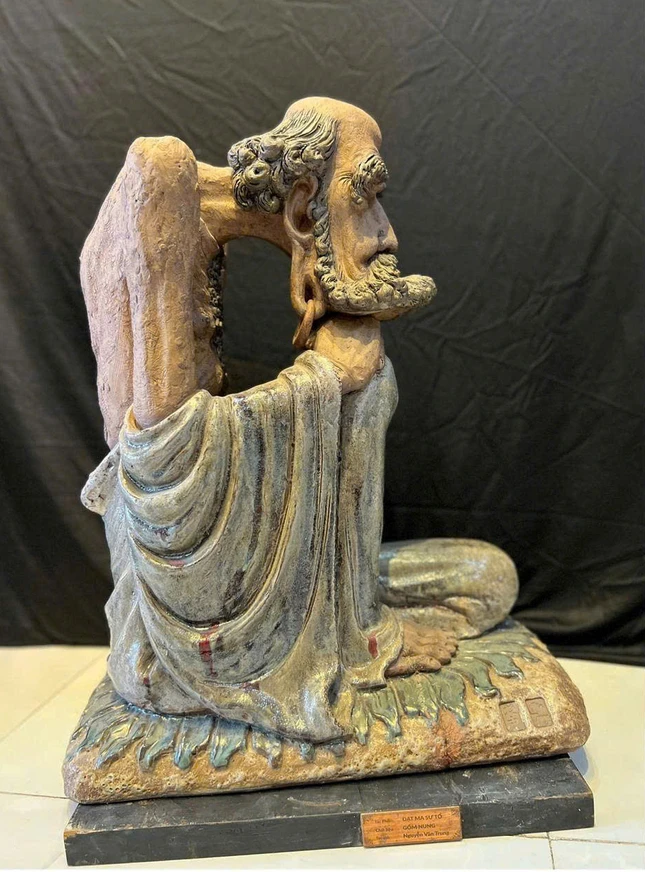 Tác phẩm "Đạt Ma sư tổ" bằng chất liệu gốm của tác giả Nguyễn Văn Trung và “Phù mộc giang lưu” bằng chất liệu tổng hợp của tác giả Thái Trí