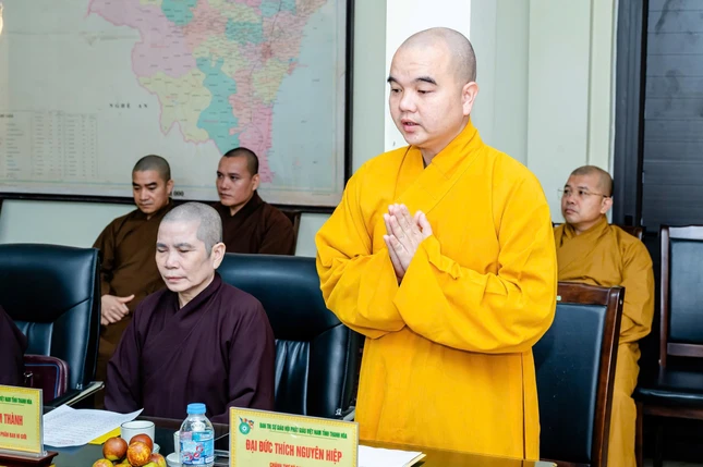 Đại đức Thích Nguyên Hiệp báo cáo thông tin đoàn đại biểu Phật giáo tỉnh tham dự Đại hội đại biểu Phật giáo toàn quốc - Ảnh: Đức Hòe