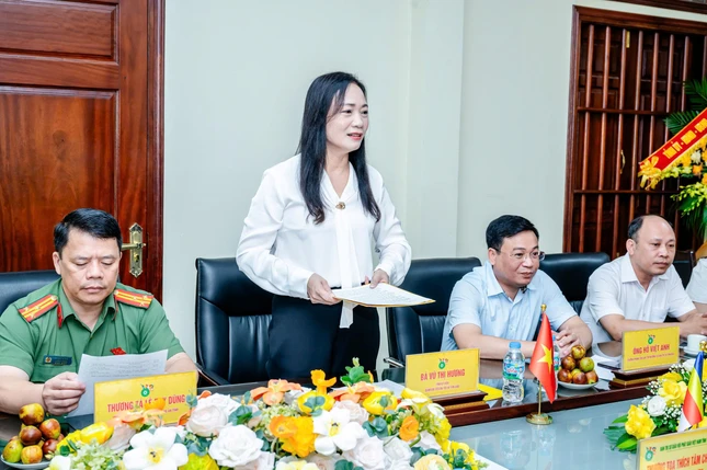 Bà Vũ Thị Hương phát biểu chúc mừng