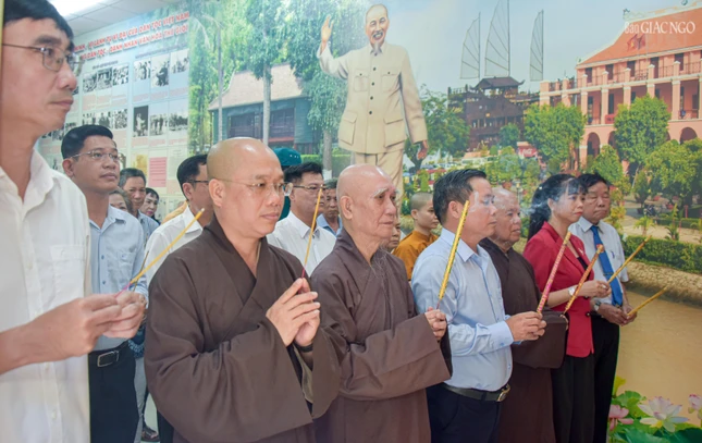 Các đại biểu dâng hương tưởng niệm Chủ tịch Hồ Chí Minh