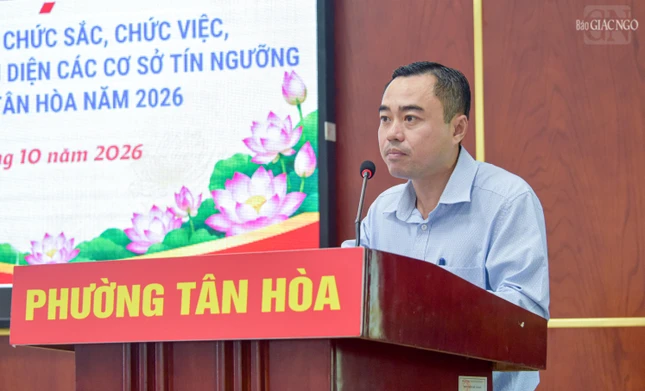 Ông Mai Đình Phượng báo cáo kết quả nổi bật trên các lĩnh vực kinh tế, văn hóa, xã hội, quốc phòng – an ninh và chăm lo đời sống nhân dân của phường trong năm 2026