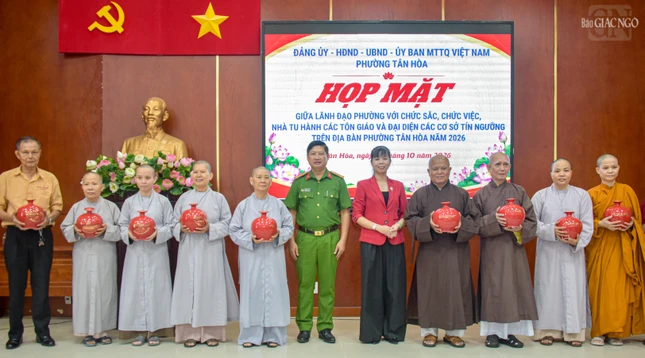 Chư Tăng Ni trụ trì các tự viện trên địa bàn phường Tân Hòa tham dự buổi họp mặt