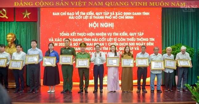 Các tập thể, cá nhân nhận Bằng khen