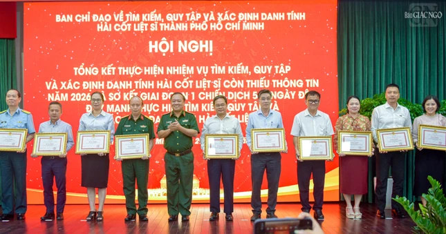 Các tập thể, cá nhân nhận Bằng khen