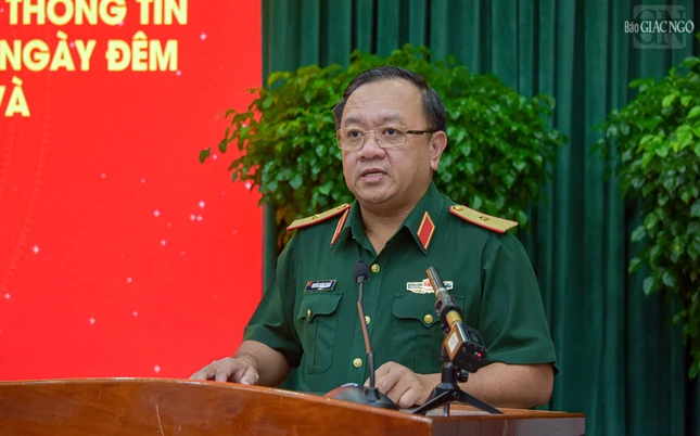 Thiếu tướng Nguyễn Thành Trung điều hành hội nghị