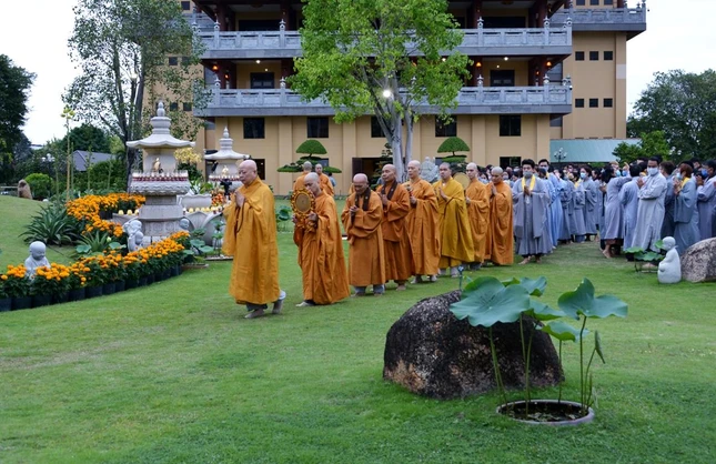 Tuần tự kinh hành hữu nhiễu Phật tượng