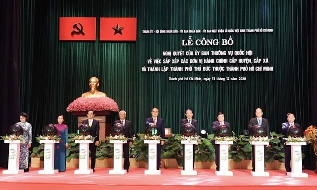 Lãnh đạo Trung ương và TP.HCM trong thời khắc lịch sử công bố thành lập TP.Thủ Đức - Ảnh: SGGP