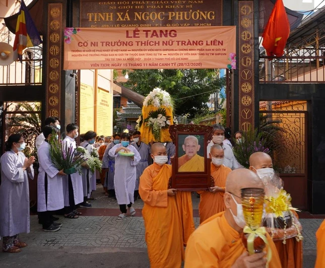 Cung tiễn kim quan Ni trưởng rời tịnh xá Ngọc Phương đến Phúc An Viên trà-tỳ