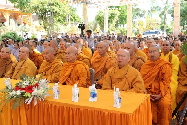 Chư Tăng đến tham dự