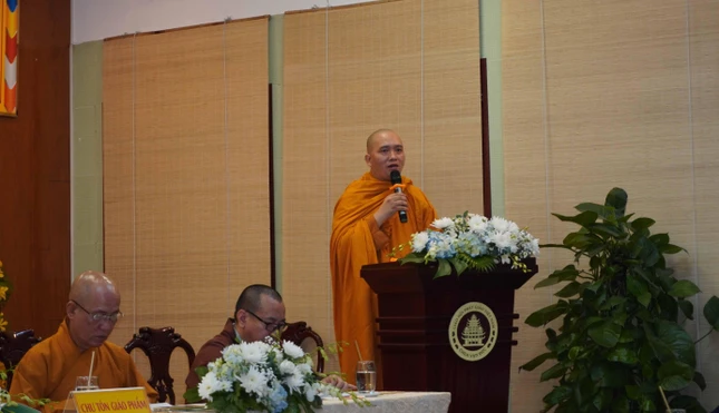 Đại đức Thích Minh Nghi báo cáo