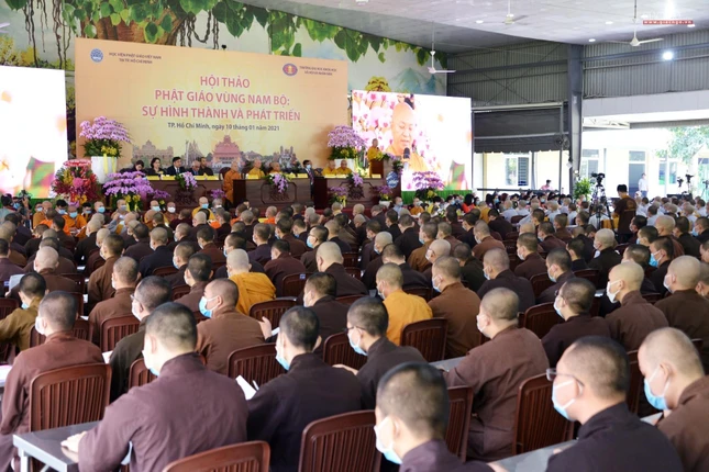 Phiên khai mạc diễn ra ở chánh điện tạm, cơ sở 2 của Học viện Phật giáo VN tại TP.HCM