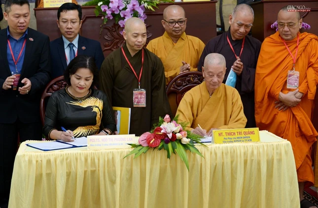 Lễ ký kết hợp tác giữa Trường Đại học KHXH &amp; NV TP.HCM với Học viện Phật giáo VN tại TP.HCM