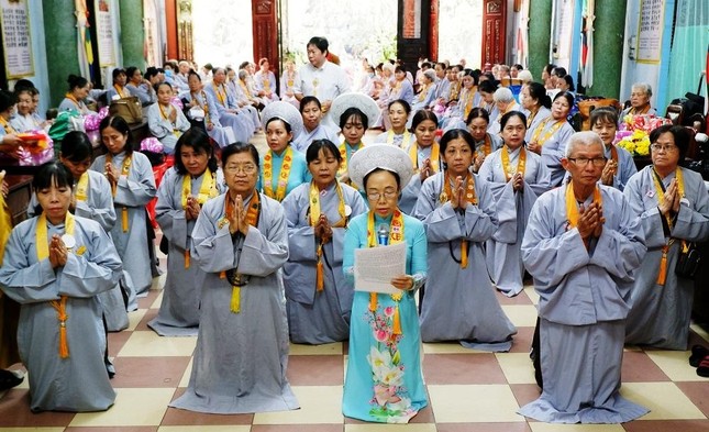 Đại diện Phật tử đạo tràng dâng lời cảm tưởng - Ảnh: Hoàng Phương Đại diện Phật tử đạo tràng dâng lời cảm tưởng - Ảnh: Hoàng Phương