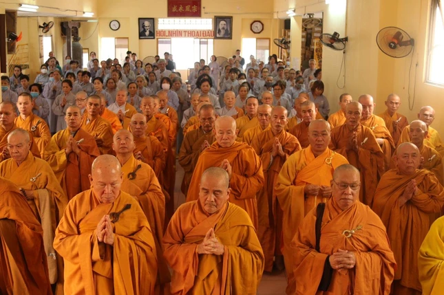 Đông đảo chư Tăng Ni, Phật tử tham dự tưởng niệm - Ảnh: Pháp Hiện Đông đảo chư Tăng Ni, Phật tử tham dự tưởng niệm - Ảnh: Pháp Hiện