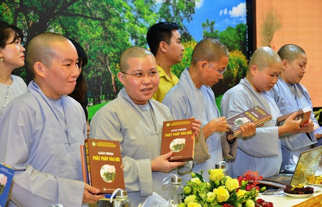 Hoan hỷ với bộ giáo trình “Phật pháp vào đời”, gồm 5 tập, sẽ xin phép xuất bản, phổ biến rộng rãi