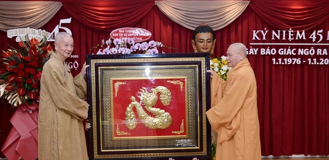 Hòa thượng Chủ tịch Hội đồng Trị sự tặng bức tranh đồng chữ "Tâm" đến Trưởng lão Hòa thượng Thích Trí Quảng, trong lễ kỷ niệm 45 năm ngày Báo Giác Ngộ ra số đầu tiên - Ảnh: Bảo Toàn