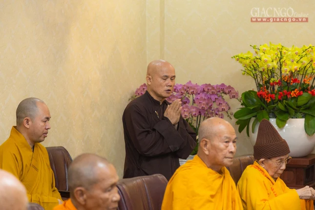 Thượng tọa Thích Giác Dũng phụng hành chỉ đạo của chư vị Trưởng lão