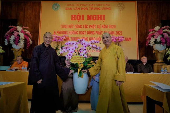 Tặng hoa chúc mừng hội nghị