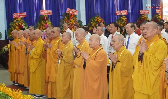 Chư tôn giáo phẩm Hội đồng Chứng minh, Hội đồng Trị sự, Ban Trị sự GHPGVN TP.HCM và chính quyền tham dự