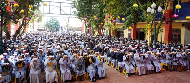 Phật tử tham dự theo hướng dẫn của chư Tăng