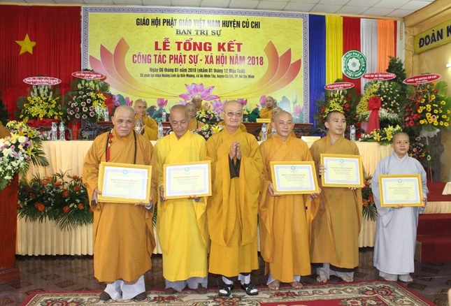 Chư tôn đức nhận Bằng Tuyên dương công đức của Ban Trị sự GHPGVN TP.HCM trao tặng - Ảnh: Như Danh