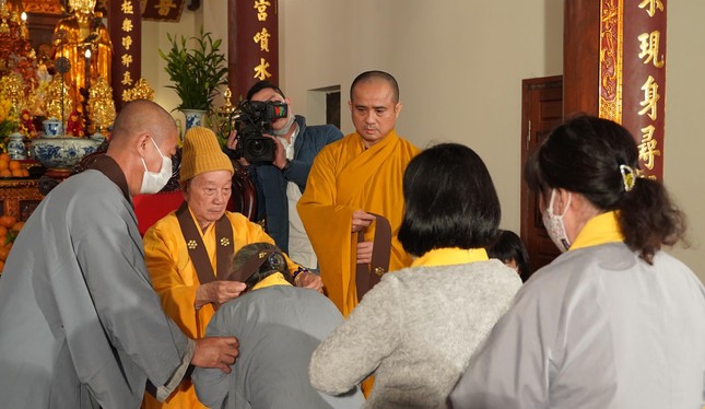 Trưởng lão Hòa thượng Thích Trí Quảng trao pháp y