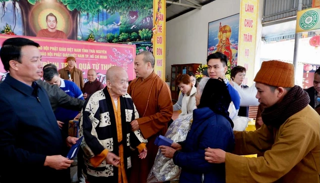 Hòa thượng Yoshimizu Daichi - nguyên Hội trưởng Hội Phật giáo Tịnh độ tông Nhật Bản có mặt cùng đoàn, trao quà cho bà con tại chùa Phú Liễn, Thái Nguyên
