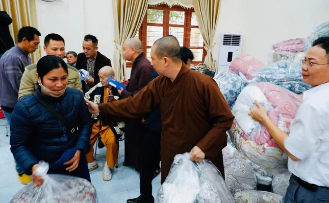 Trao quà đến bà con tại xã Lam Vỹ, huyện Định Hóa