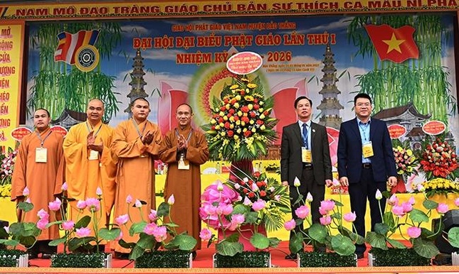 Chính quyền tặng hoa chúc mừng