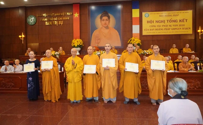 Trao Bằng công đức của Ban Trị sự GHPGVN TP.HCM