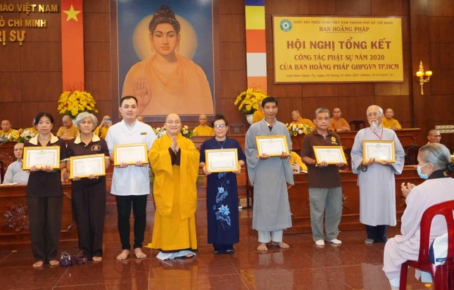 Ban Hoằng pháp duy trì các buổi giảng hàng tuần