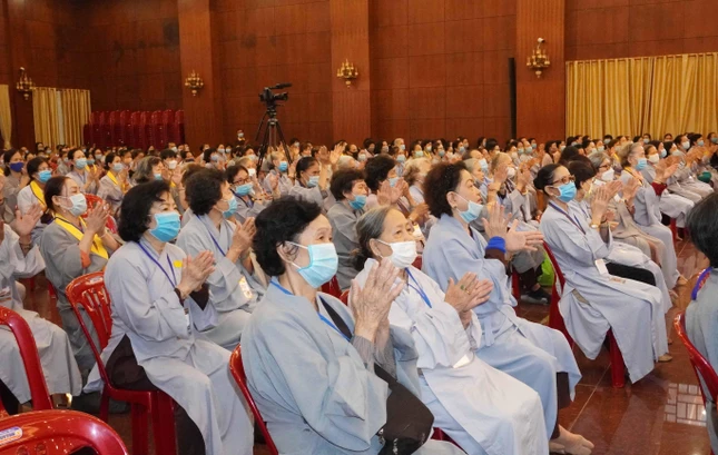 Phật tử hoan hỷ tham dự