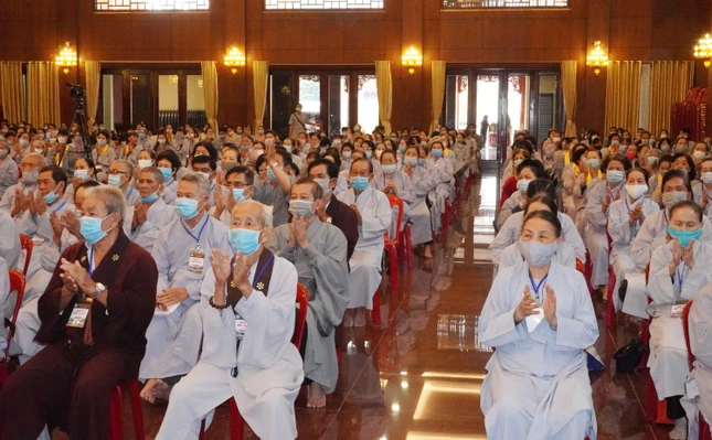 Đông đảo Phật tử tham dự lễ tổng kết tại Việt Nam Quốc Tự