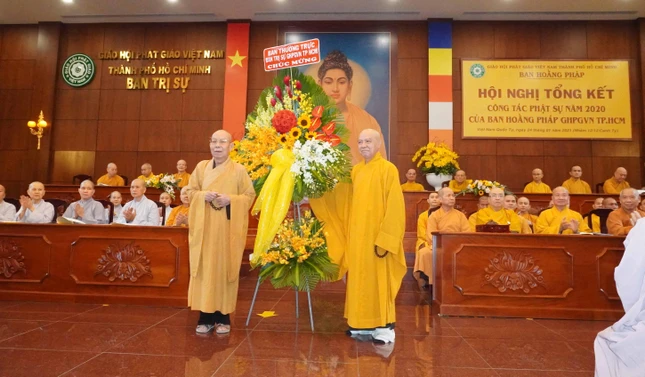 Ban Thường trực Ban Trị sự tặng hoa chúc mừng