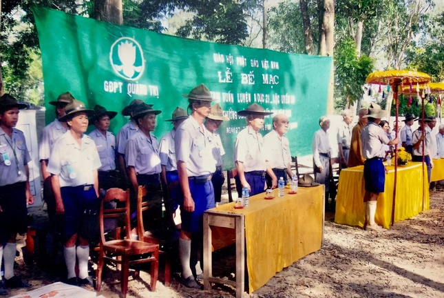 Huynh trưởng Lê Bá Chí cùng các huynh trưởng Gia đình Phật tử - Ảnh: tư liệu GN