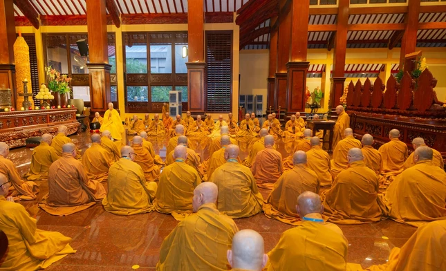 Chư Tăng bố-tát, nghe giới tại chánh điện Việt Nam Quốc Tự - Ảnh: Anh Quốc