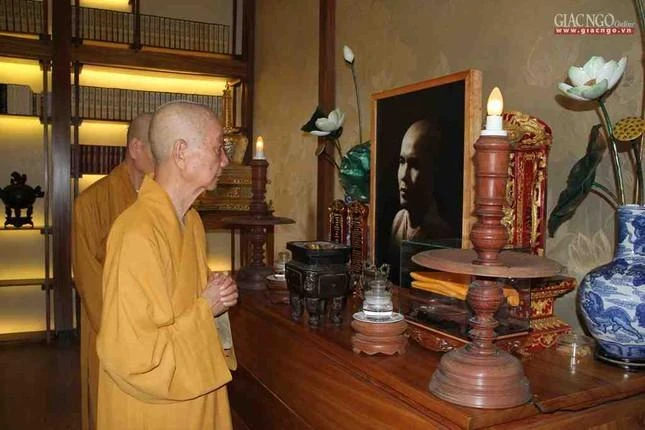 Trưởng lão Hòa thượng Thích Trí Quảng trước di ảnh cố Trưởng lão Hòa thượng Thích Trí Quang tại Dư hương thất, chùa Từ Đàm, Huế - Ảnh: Quảng Điền