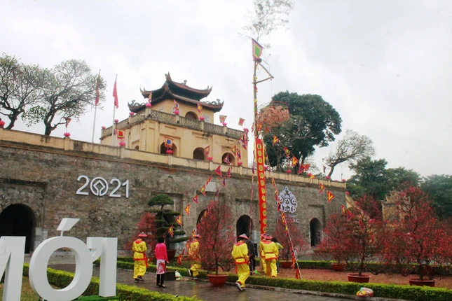 Lế dựng nêu mùa xuân ở di tích Hoàng thành Thăng Long - Ảnh: CMK/BGN